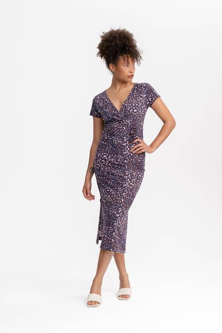 MELA: Kleid V-Ausschnitt Shreoshi Chai Blumen Rot/Blau MELA: Kleid V-Ausschnitt Shreoshi Chai Blumen Rot/Blau