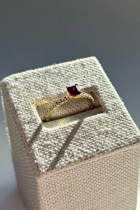 Dear Darling Berlin: Ring Lily Granaat Passion Red