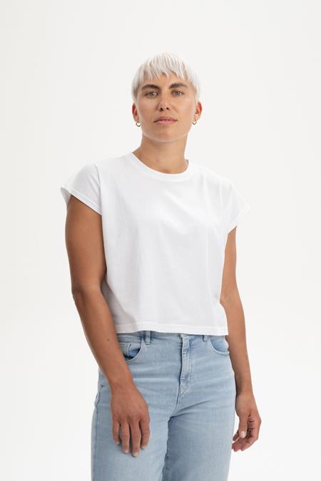 MELA: T-Shirt Cropped Bhamini Weiß MELA: T-Shirt Cropped Bhamini Weiß