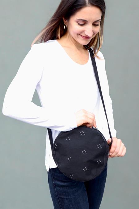 Passion Lilie: Crossbody Bag Round Black