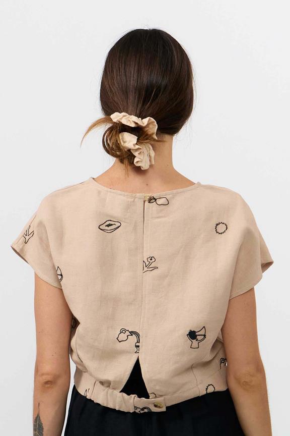 Bovenste Hebron-Borduurwerk In Beige