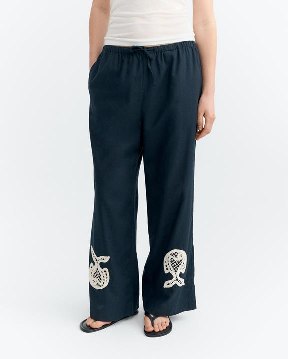 Thinking MU Hose Brigitte Handbestickt Entspannt Navy
