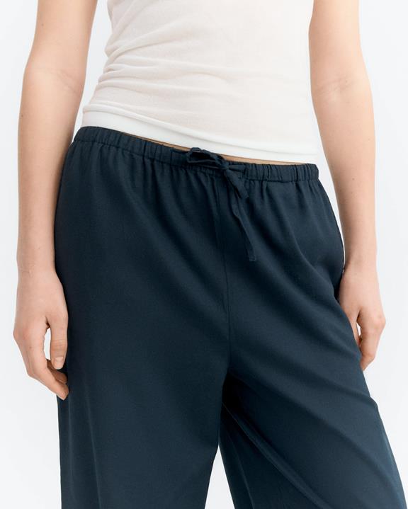 Thinking MU Hose Brigitte Handbestickt Entspannt Navy