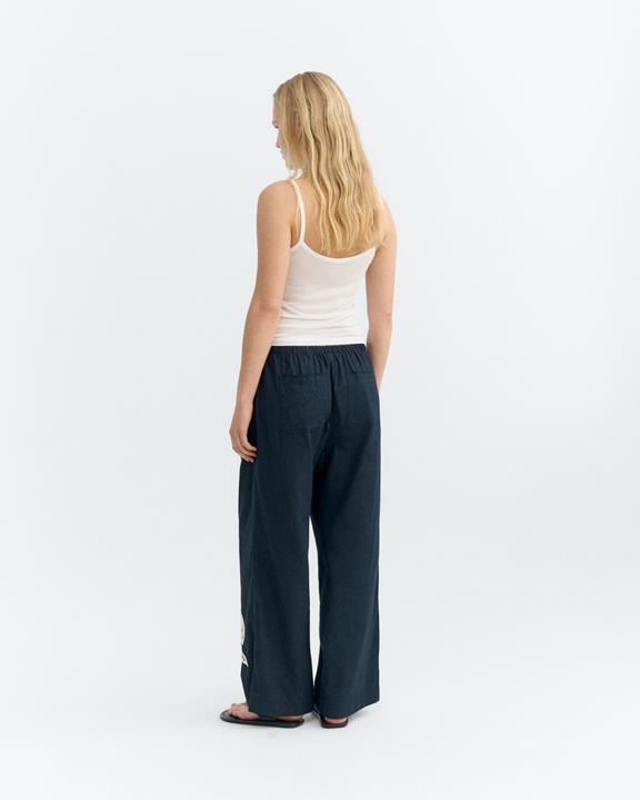 Thinking MU Hose Brigitte Handbestickt Entspannt Navy